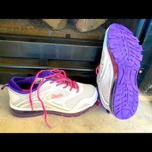Size 7 womens running shoe.